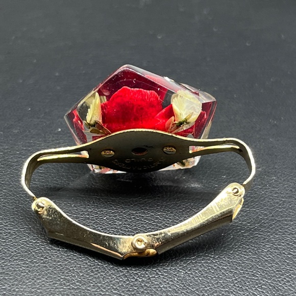 Vintage reversed carved set of Lucite red rose scarf ring, brooch and earrings - Picture 6 of 15